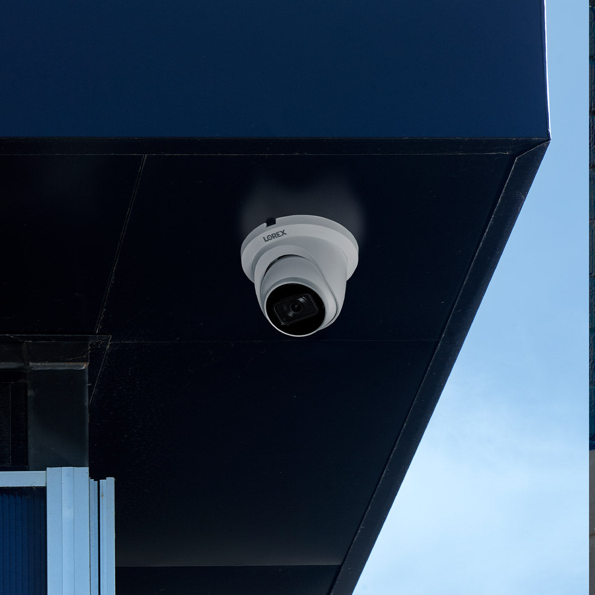 Système NVR filaire Lorex 4K 4 To avec cinq caméras nocturnes à trois balles et quatre caméras nocturnes à trois tourelles