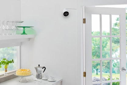 Lorex 2K Spotlight Indoor/Outdoor Wi-Fi Security Camera (32GB) - Open Box